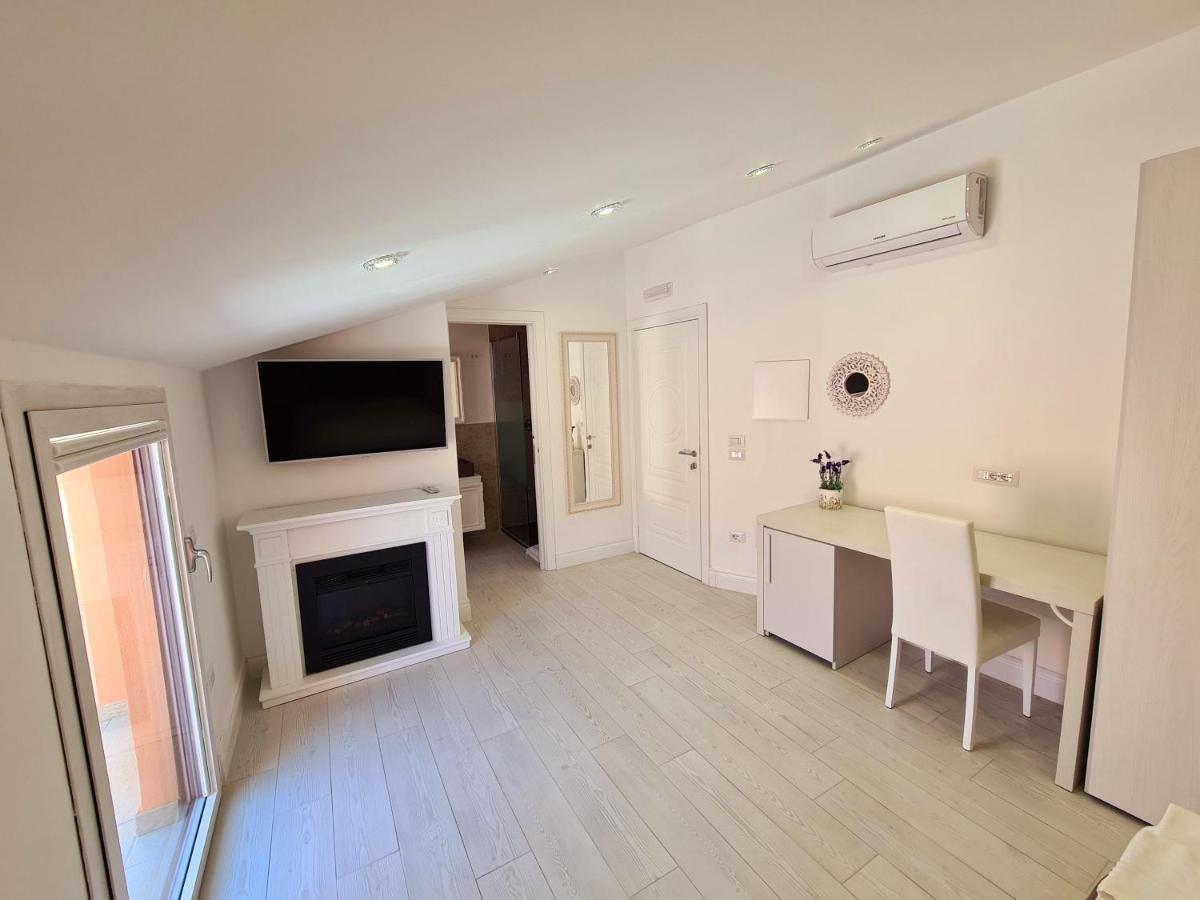 Isola Nel Parco Villas & Rooms La Maddalena  Ngoại thất bức ảnh